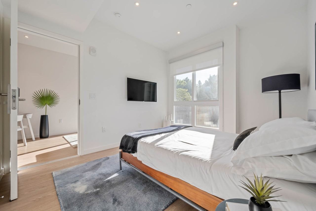 8820 Belford Ave - Photo 5 of 33