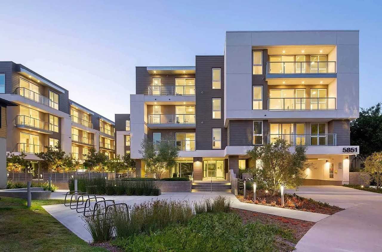 8820 Belford Ave - Photo 6 of 33