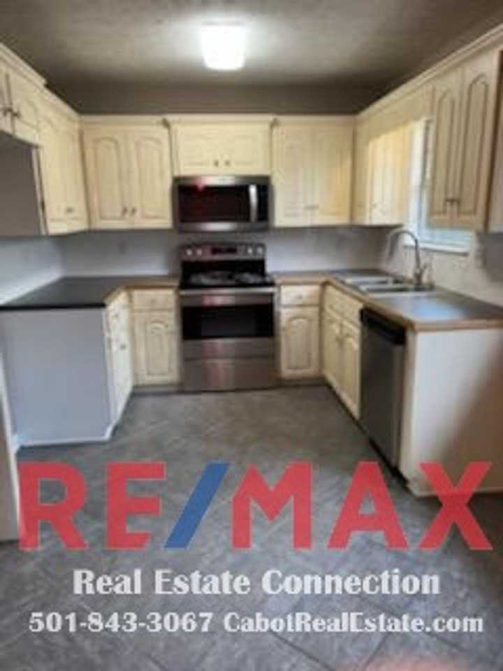 1072 Highland Blvd - Photo 4 of 10