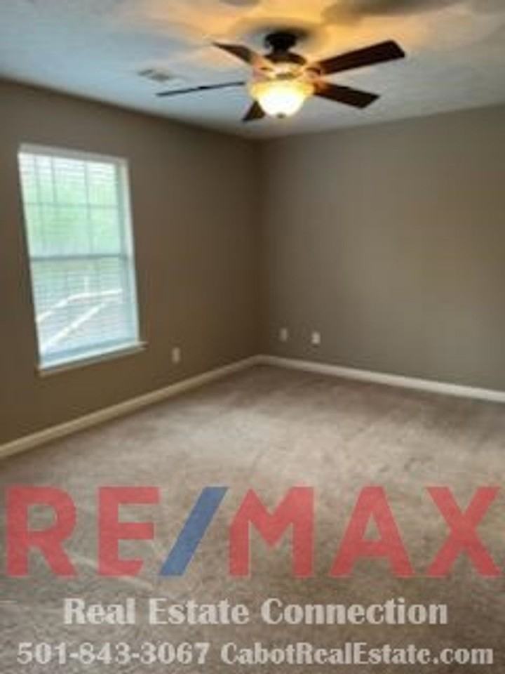 1072 Highland Blvd - Photo 5 of 10