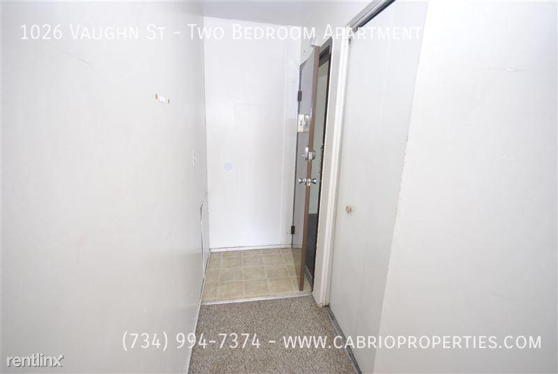 1026 Vaughn St - Photo 4 of 12