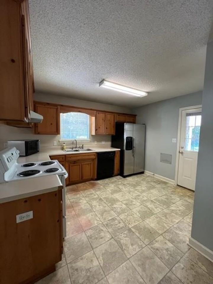 710 Pineview Dr - Photo 3 of 11