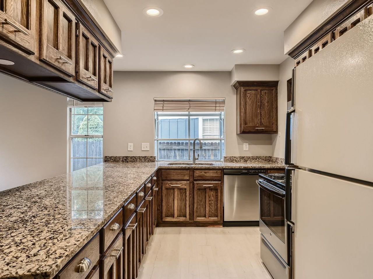 7862 S Hill Dr - Photo 5 of 11