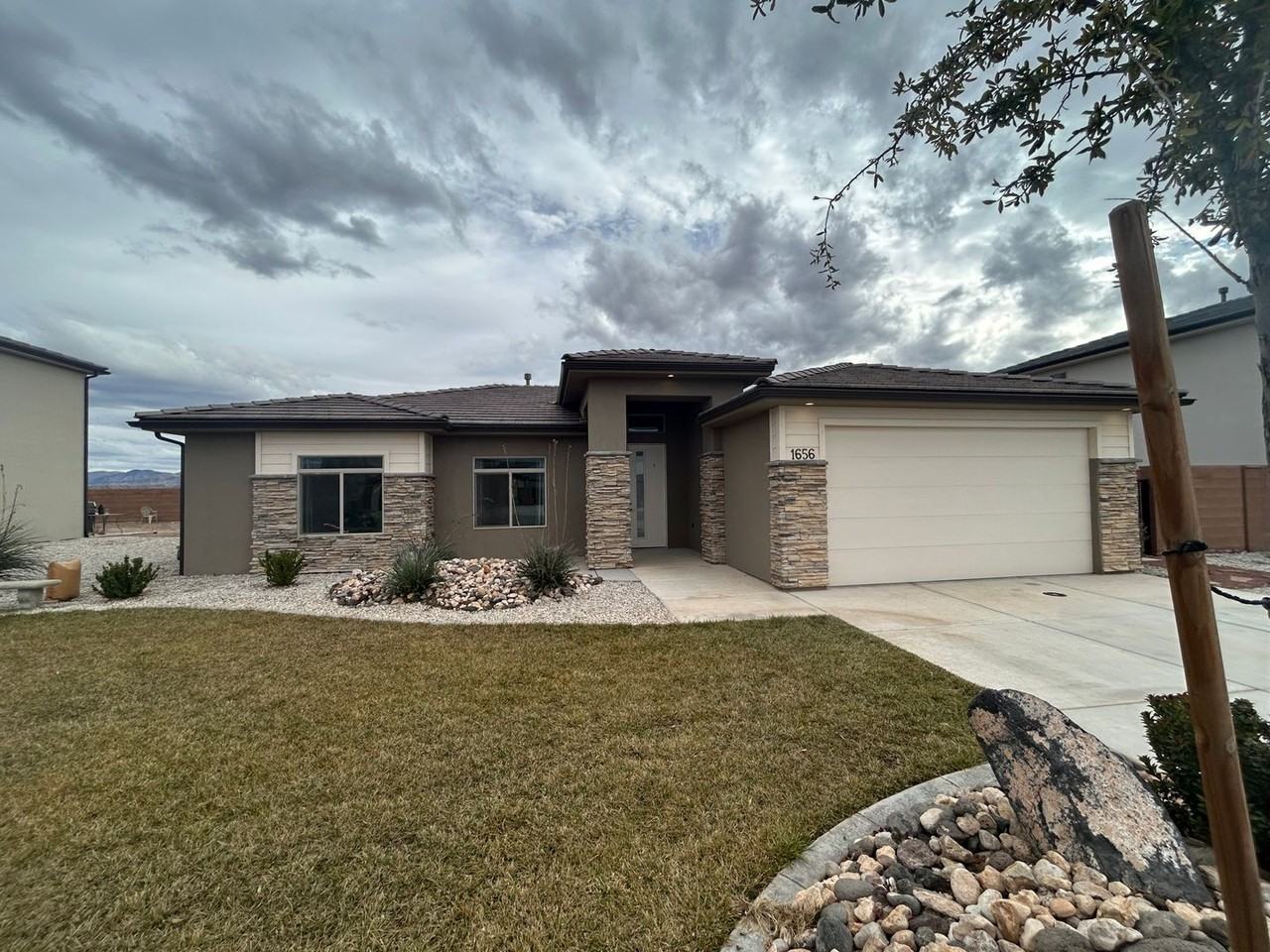 1656 E Honeycomb Dr - Photo 2 of 42