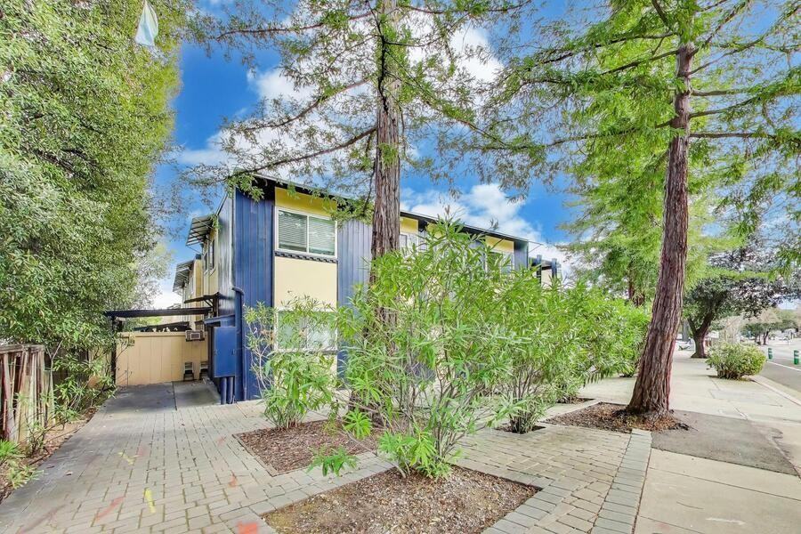 698 N Santa Cruz Avenue - Photo 2 of 50