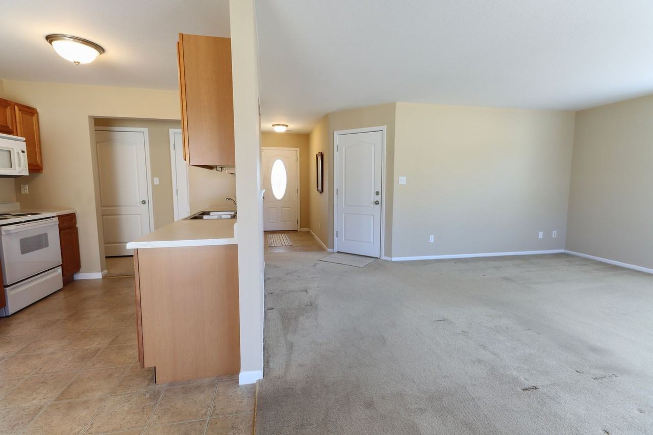 613 Bear Valley Ct - Photo 5 of 17