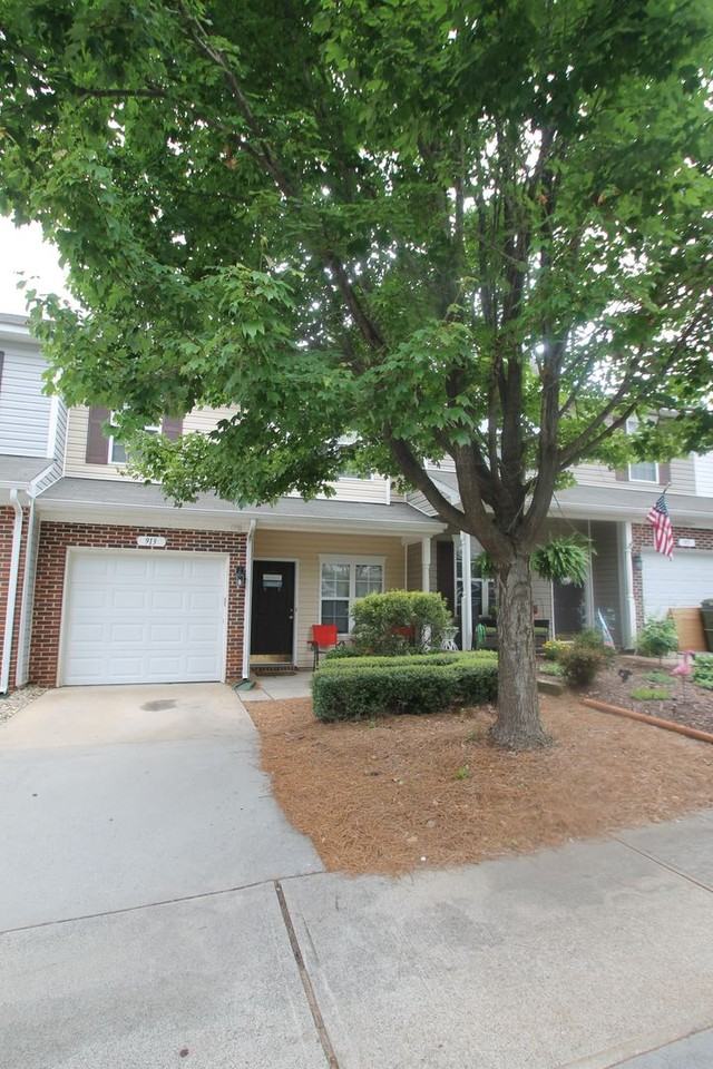 913 Little Creek Dr - Photo 2 of 3