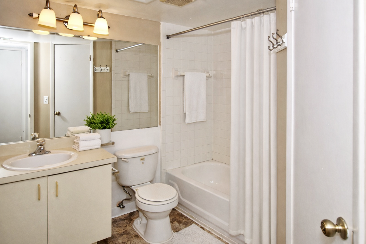 355 Lakepointe Dr #204 - Photo 5 of 21