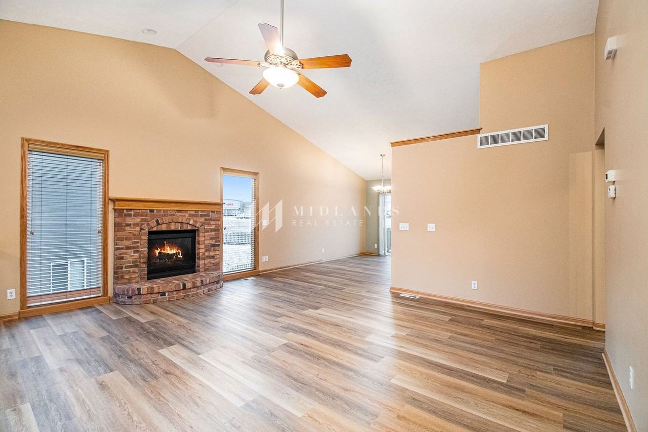 20216 B St - Photo 4 of 16