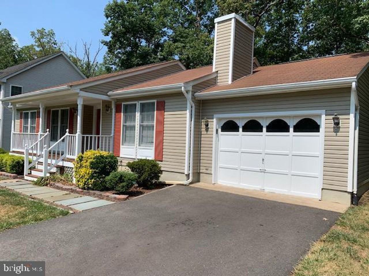 1006 Lakeview Pkwy - Photo 2 of 11