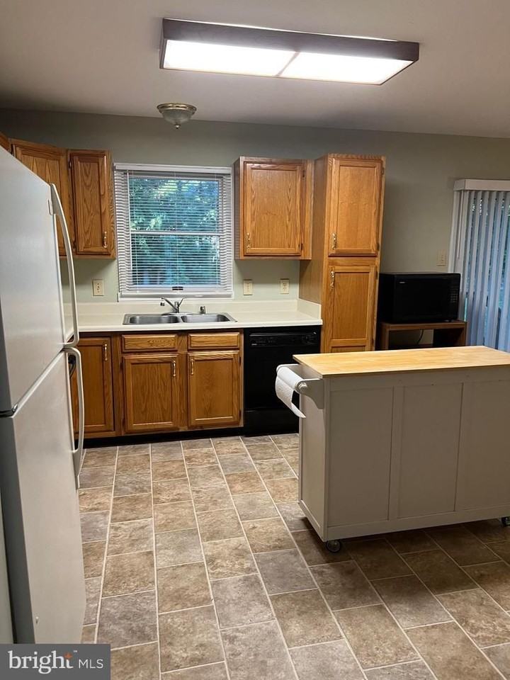 1006 Lakeview Pkwy - Photo 5 of 11