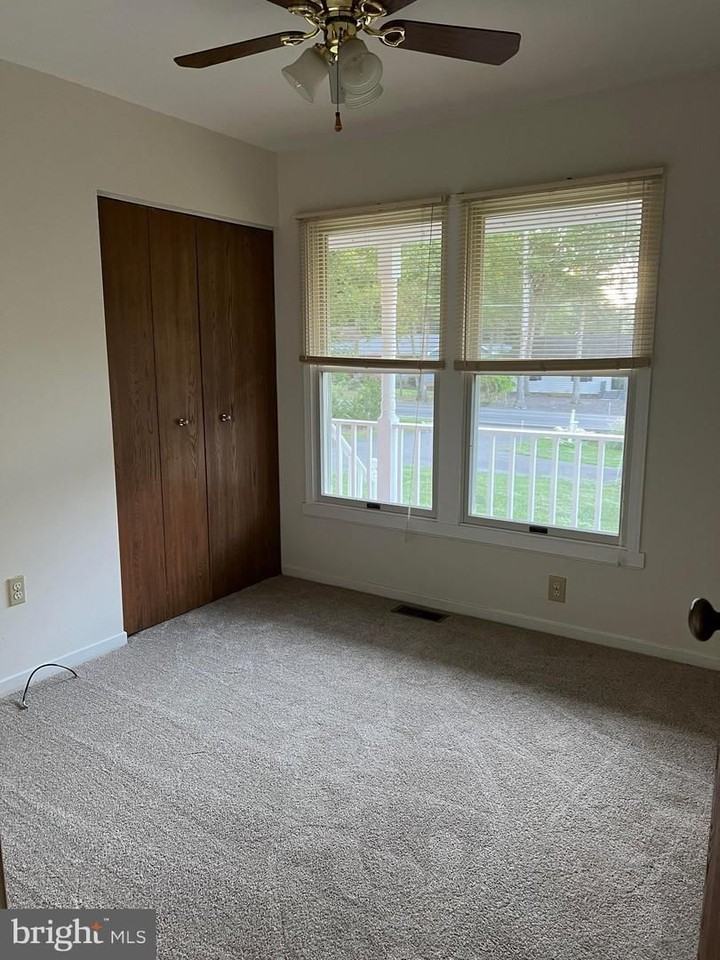 1006 Lakeview Pkwy - Photo 7 of 11