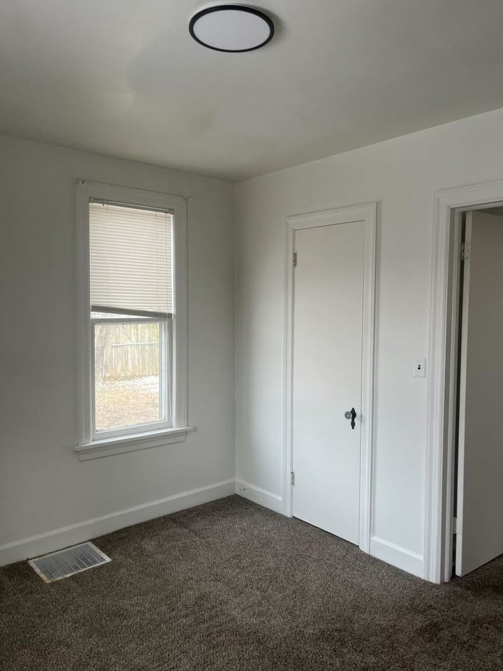 488 W Muskegon Ave - Photo 4 of 7