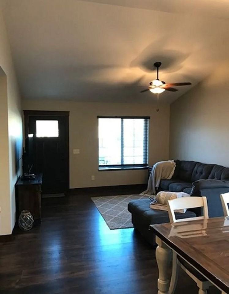 866 Daisy Ln - Photo 2 of 6