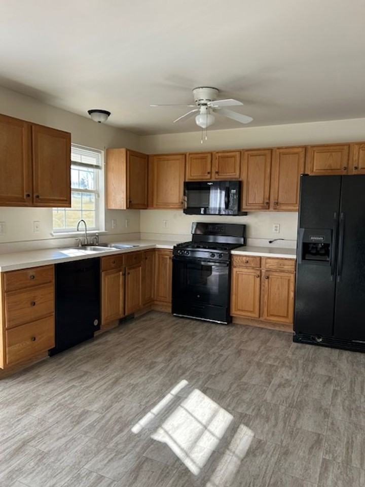 2818 Woodmont Dr - Photo 2 of 9