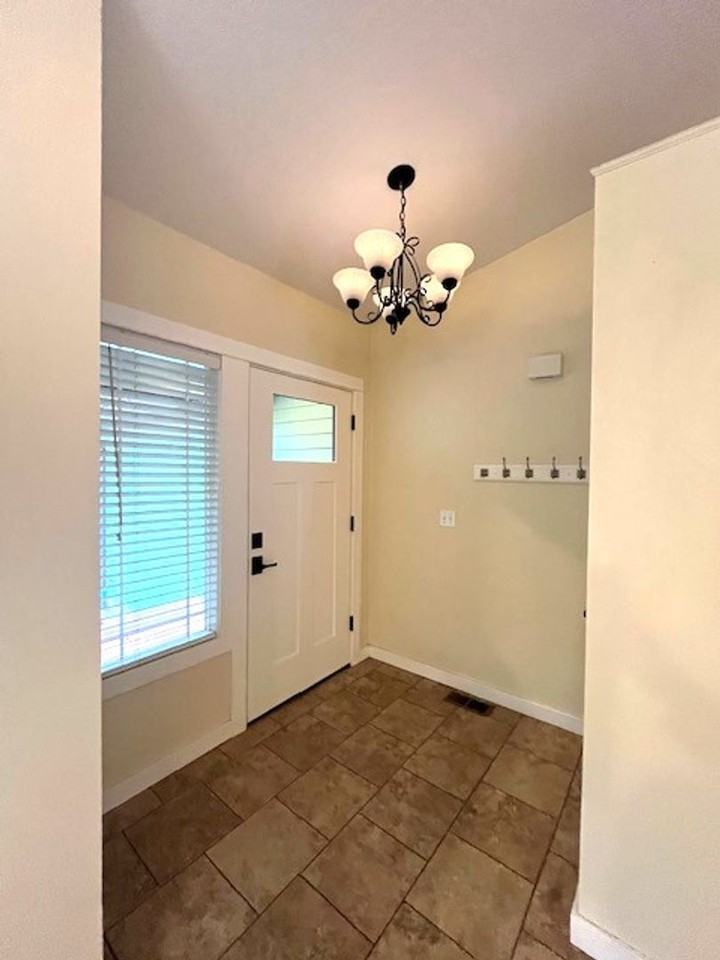 380 Nw 1st St - Photo 2 of 18