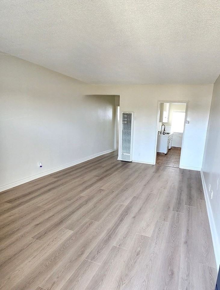 HAWTHORNE 2 - Photo 4 of 5