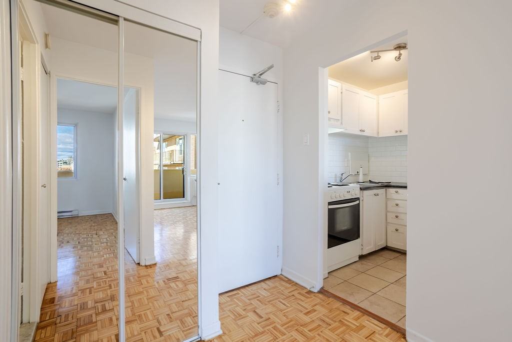 1530 1530 Dr. Penfield — photo 2