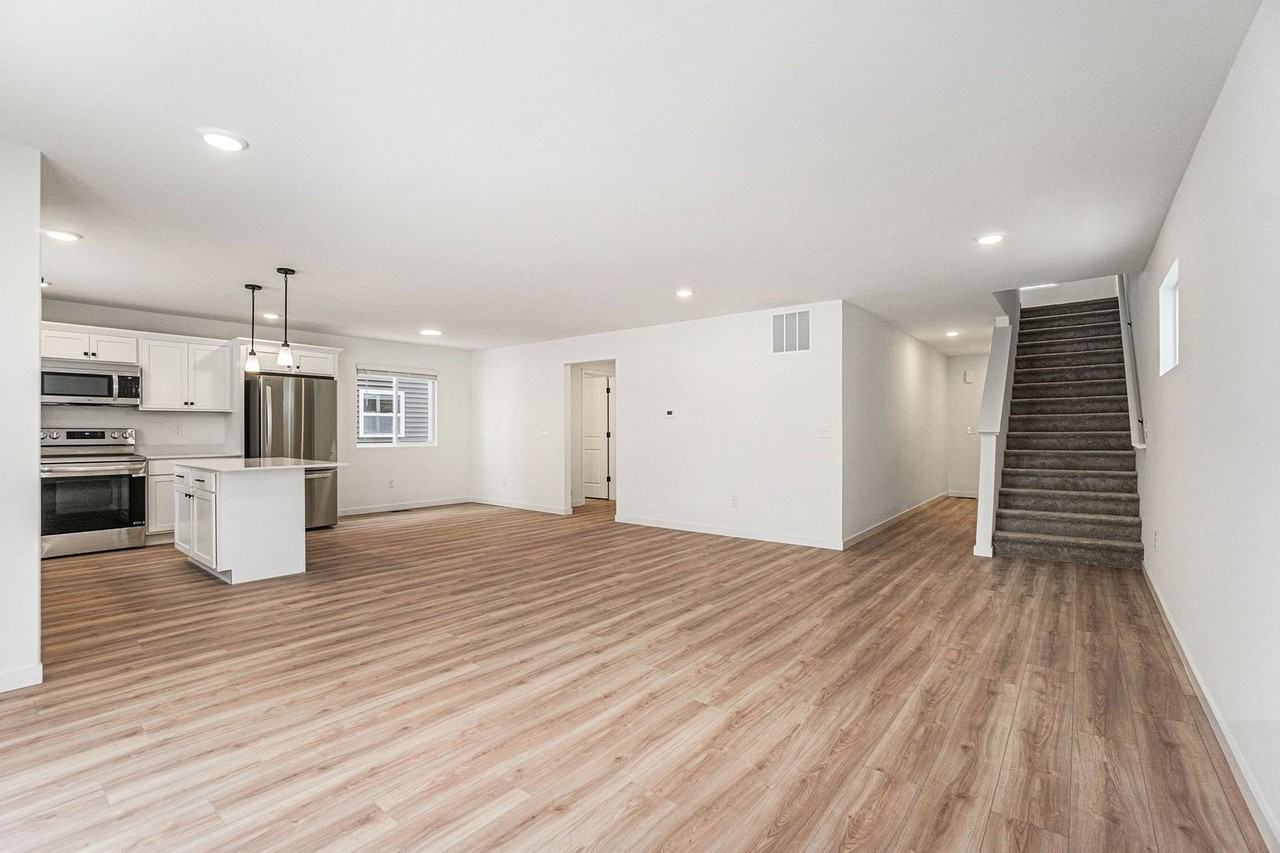 947 Illinois St - Photo 5 of 24