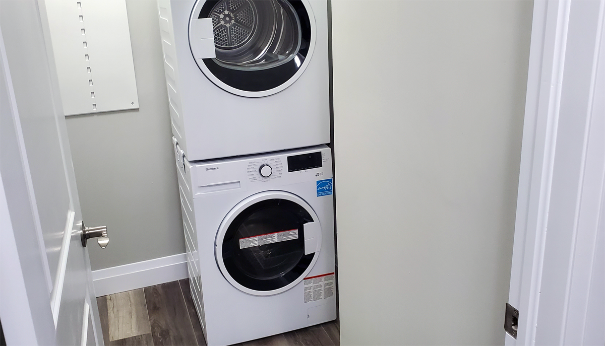 349 Queenston - Photo 6 of 40