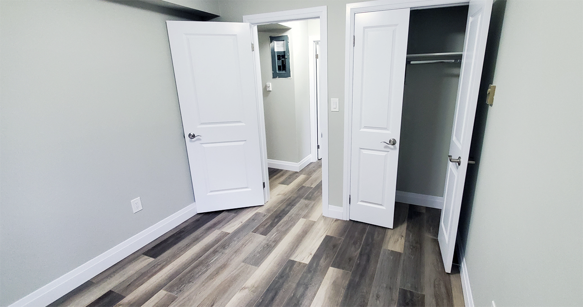 349 Queenston - Photo 7 of 40