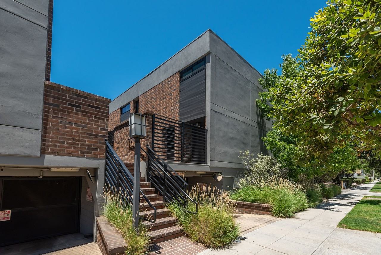 9301 Burton Way - Photo 2 of 33