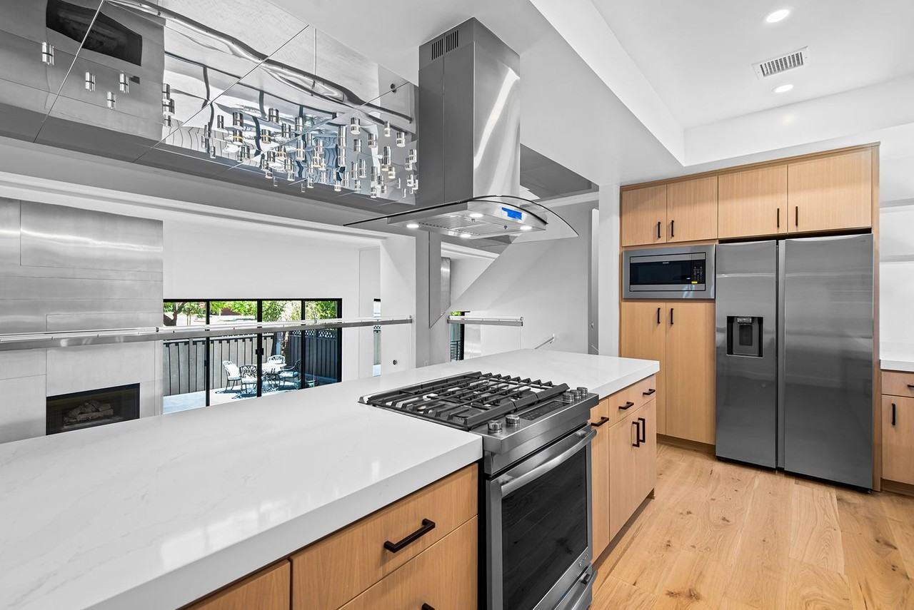 9301 Burton Way - Photo 5 of 33