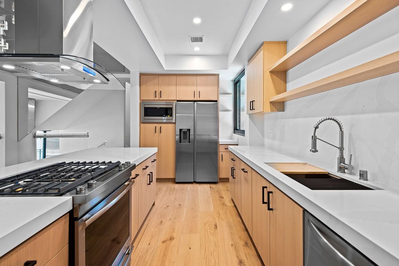 9301 Burton Way - Photo 6 of 33