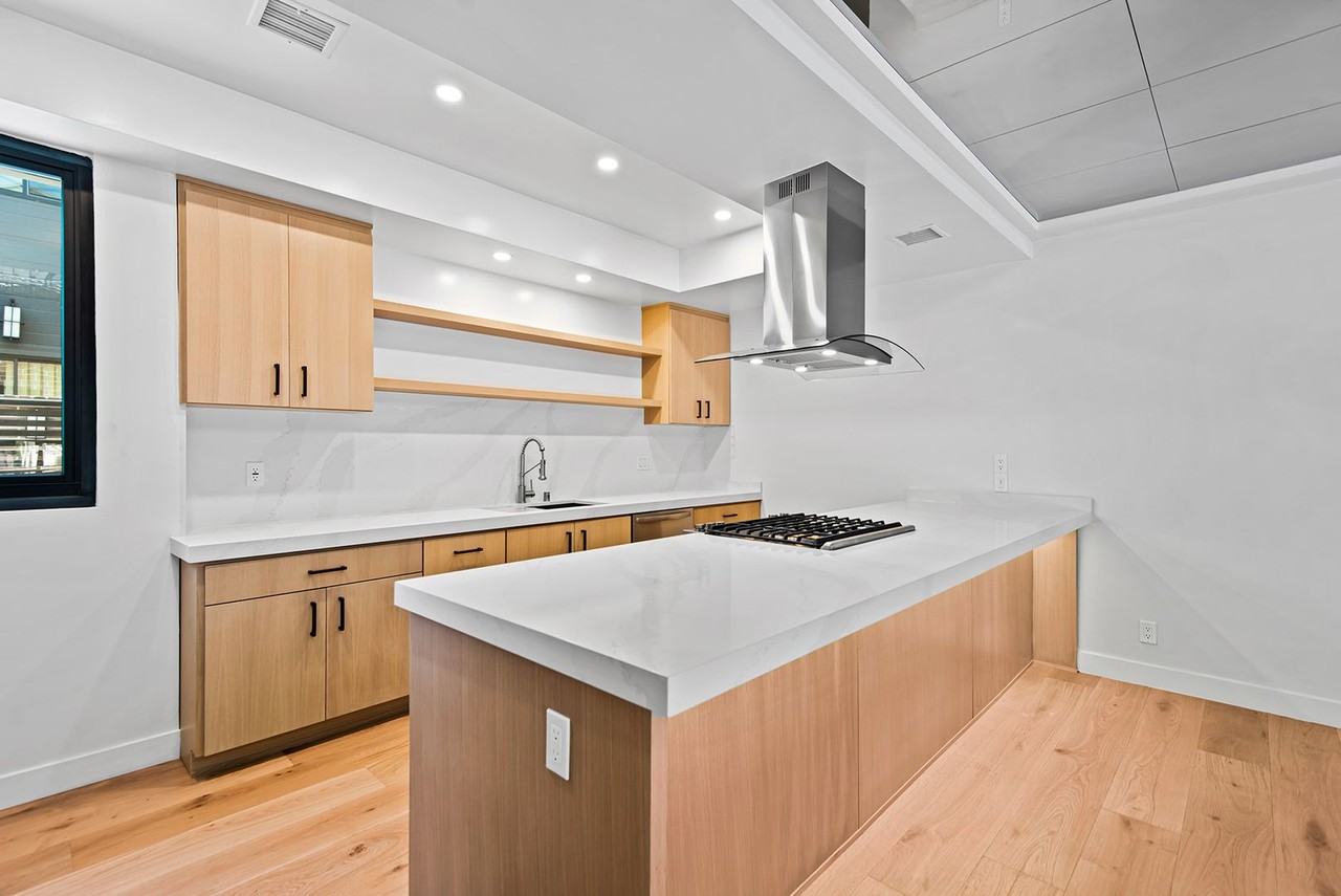 9301 Burton Way - Photo 7 of 33