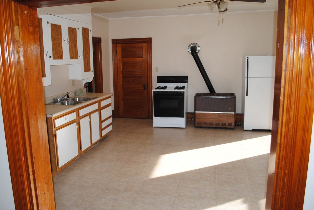 469 Dubuque Street - Photo 3 of 5