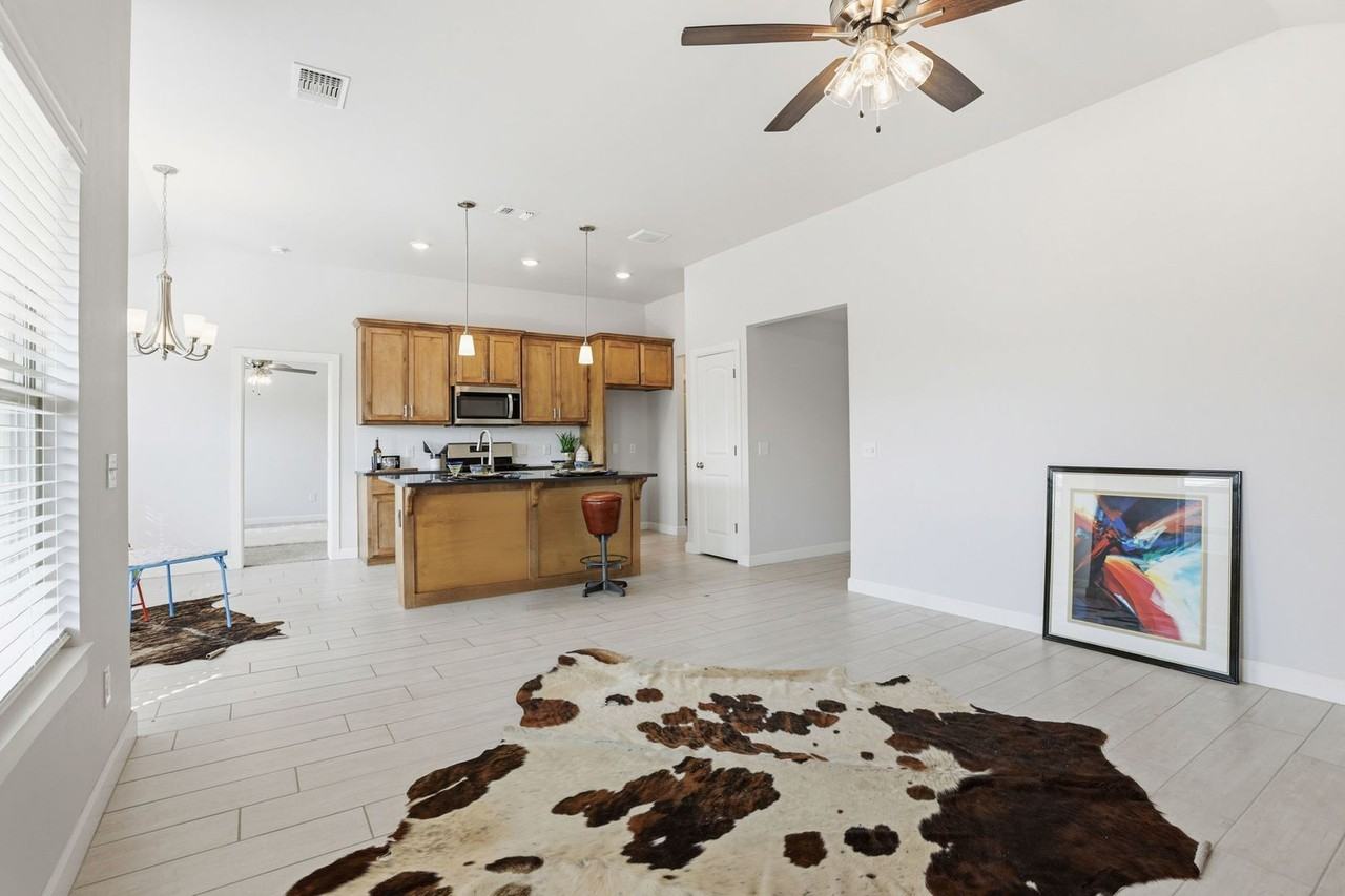 421 Pergola St - Photo 4 of 28