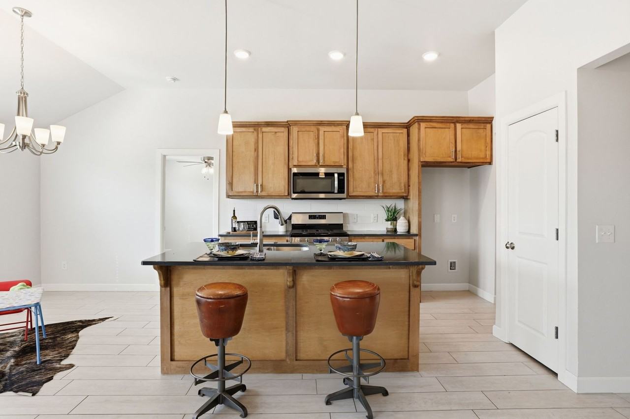 421 Pergola St - Photo 5 of 28