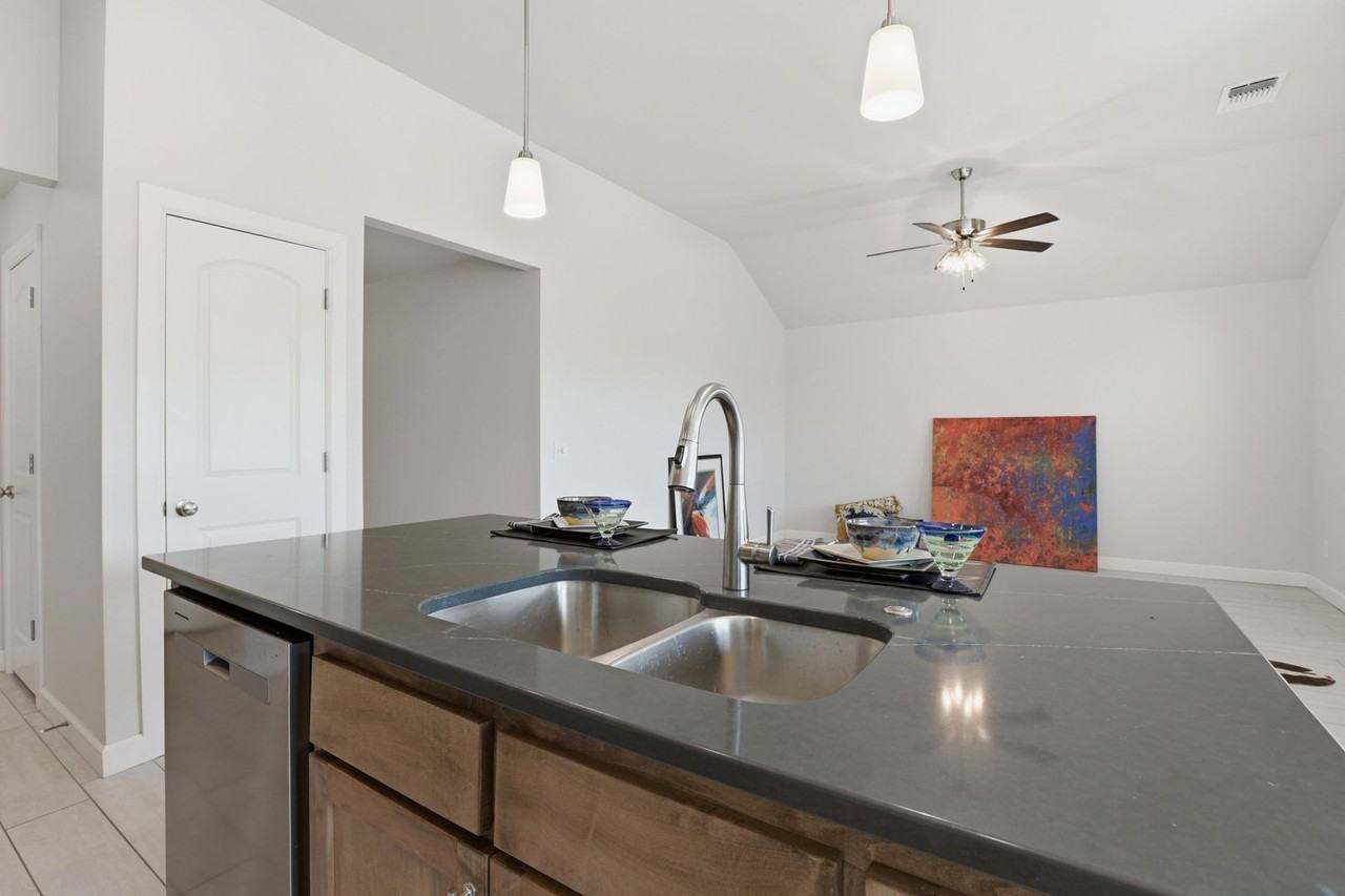 421 Pergola St - Photo 6 of 28