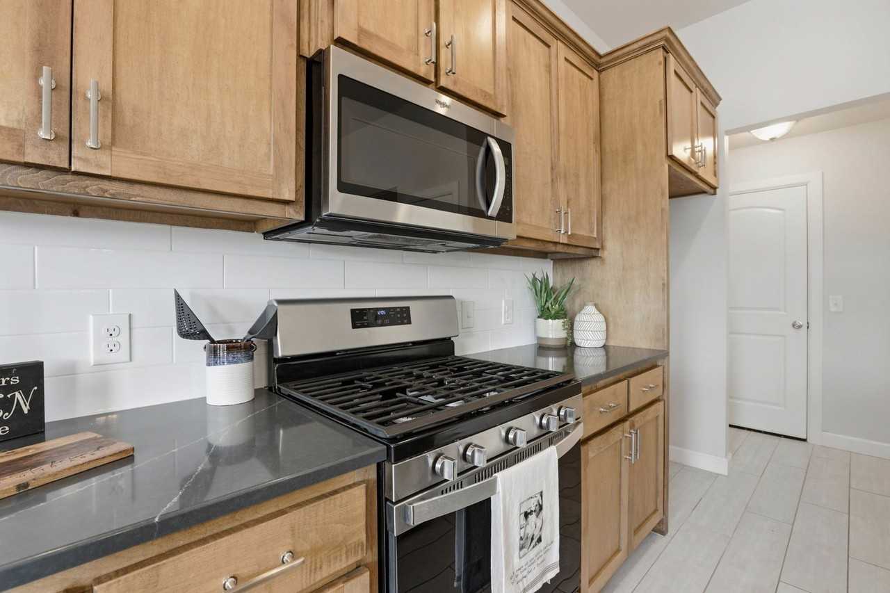 421 Pergola St - Photo 7 of 28