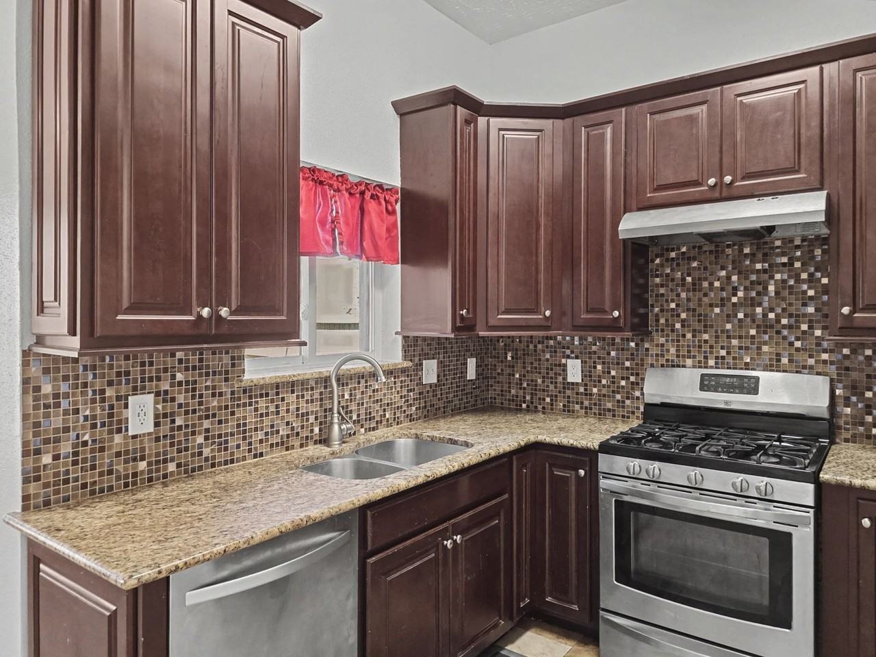 15223 Peachmeadow Ln - Photo 7 of 21