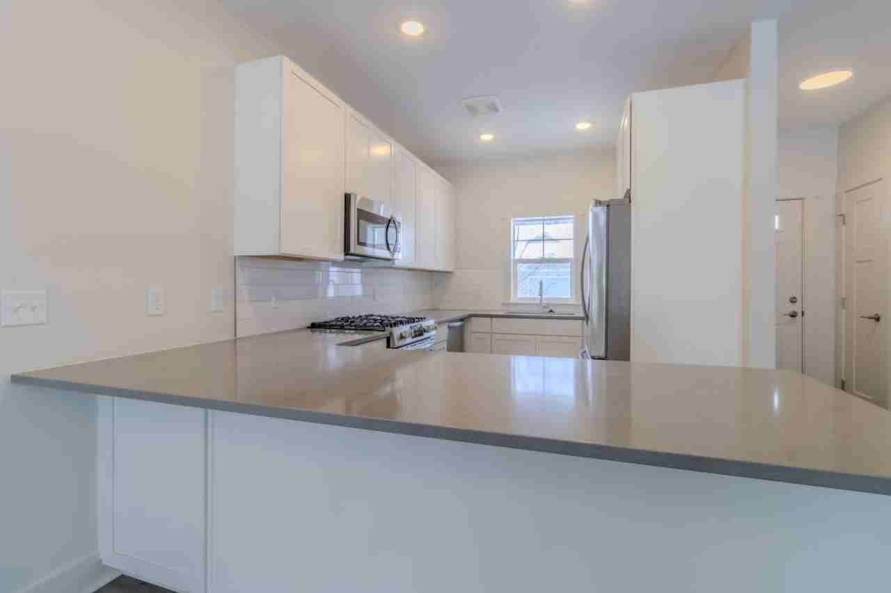 ZO- 1542 Simsbury St - Photo 4 of 43