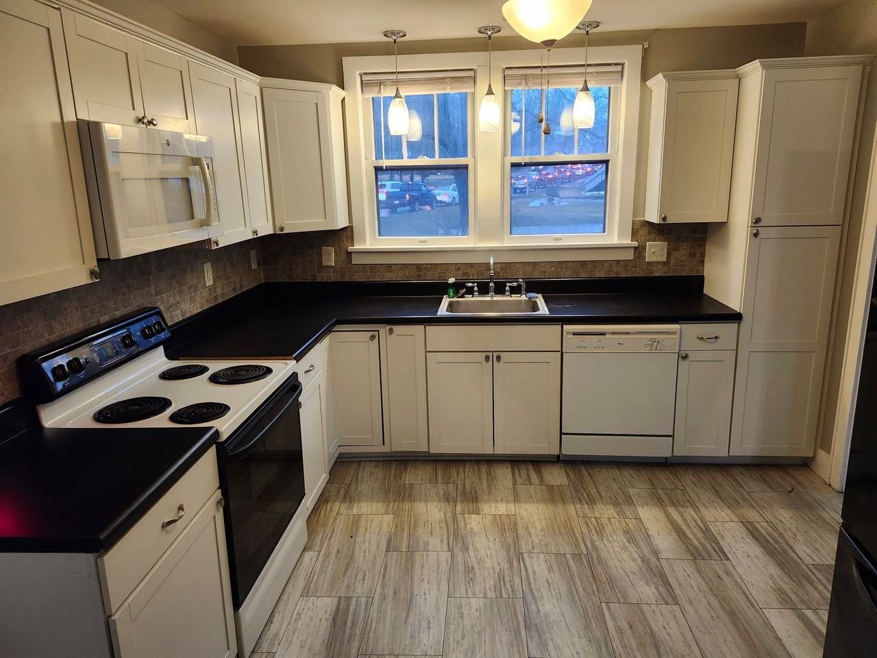 21 Port Republic Rd - Photo 7 of 28