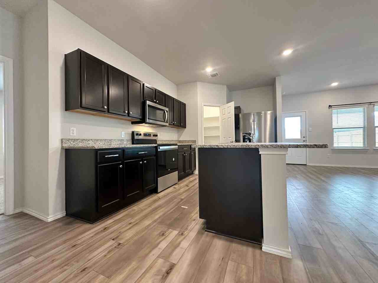 1405 Athan Dr - Photo 7 of 30