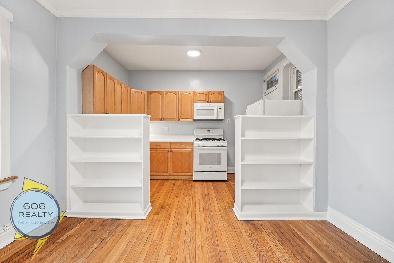 822 Wrightwood Manor LLC - Photo 5 of 17