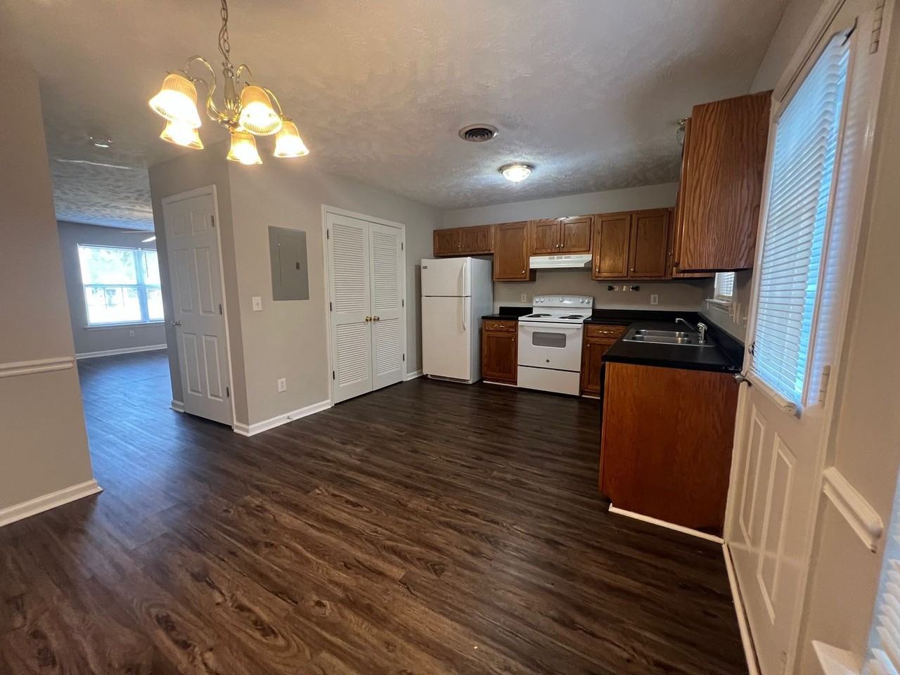 1516 Center Pointe Dr - Photo 4 of 17