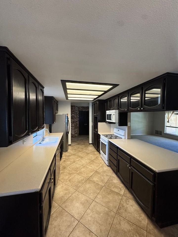 1180 La Loma Dr - Photo 3 of 25