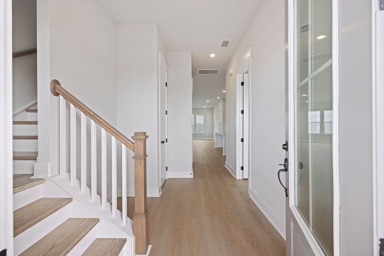 108 Ingleside Dr - Photo 2 of 36
