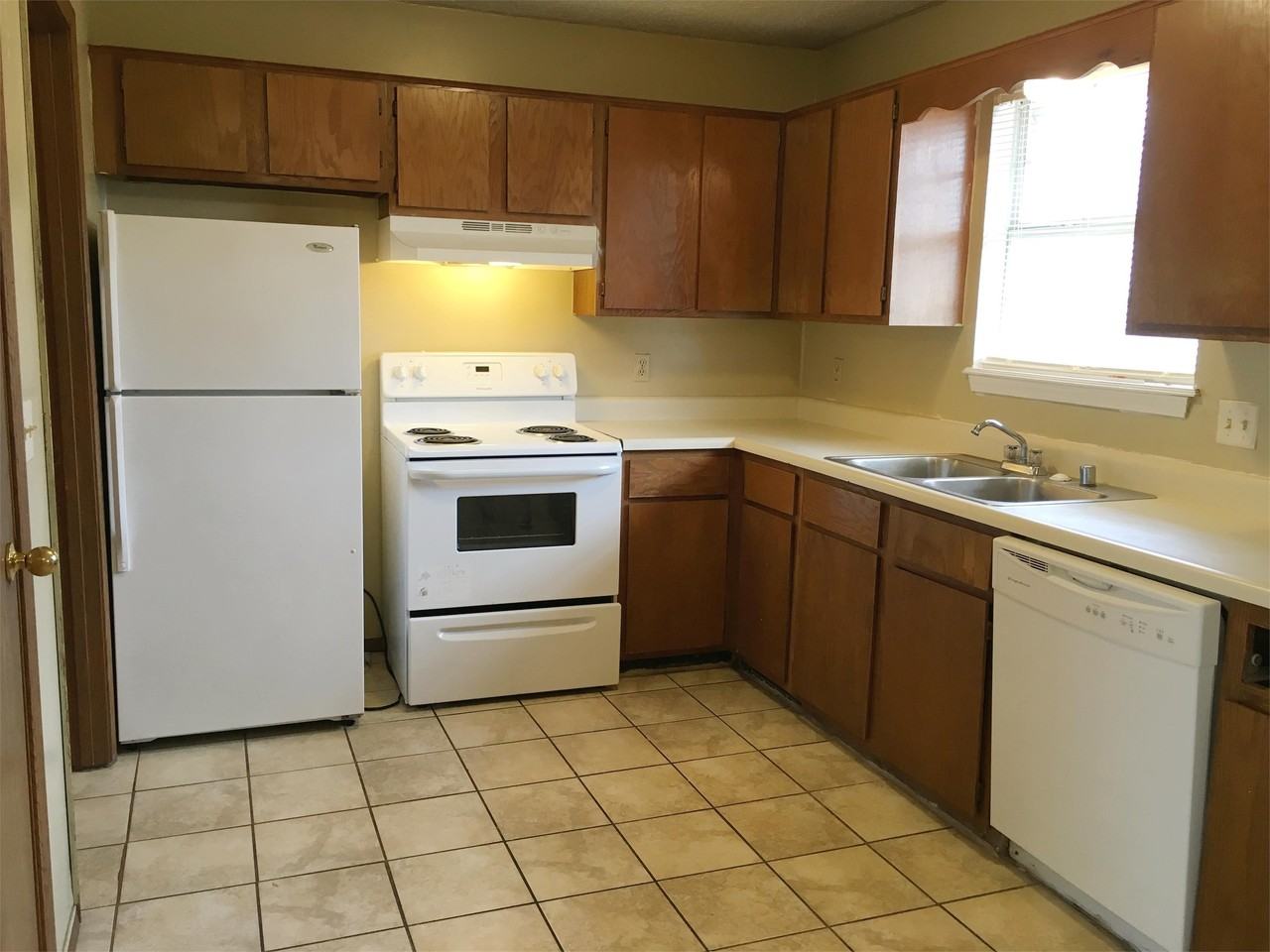 1571A Shannon Street - Photo 2 of 9