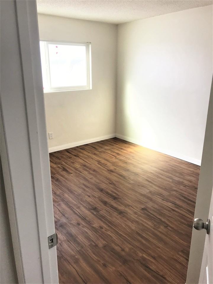 1304 ROXANNE DR - Photo 2 of 9