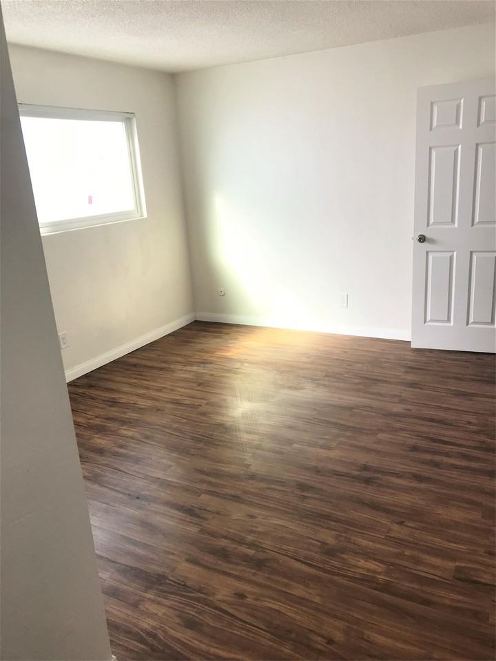 1304 ROXANNE DR - Photo 3 of 9