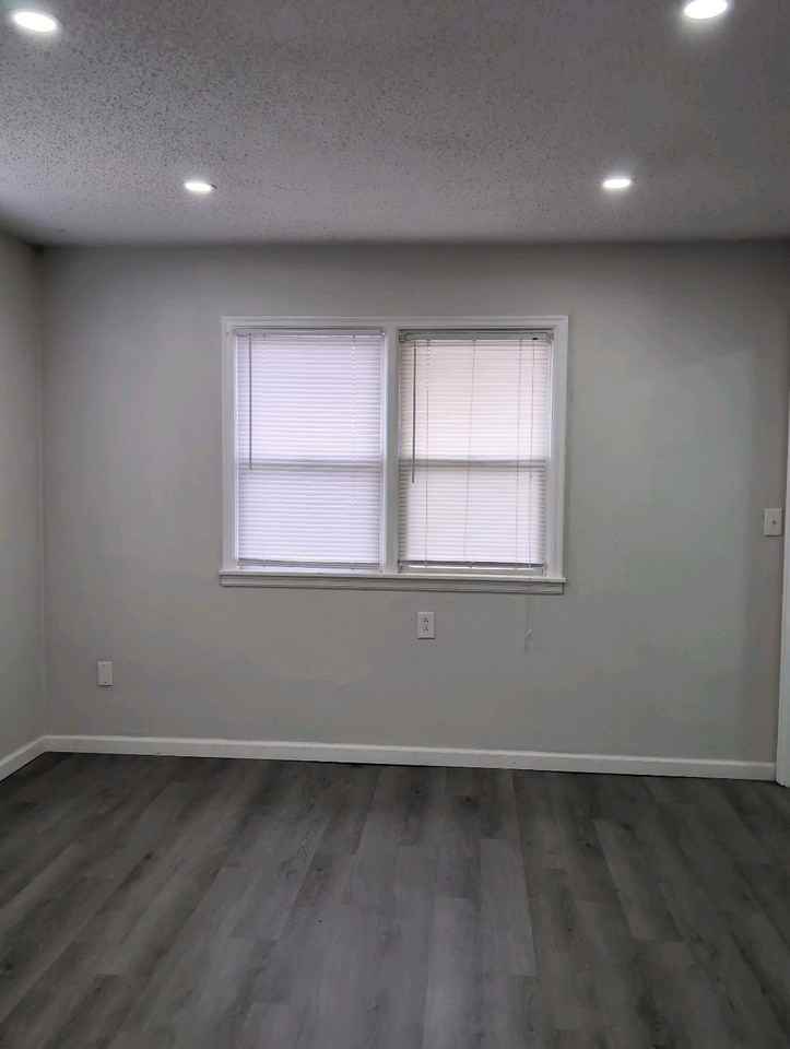 400 West North Street - Photo 4 of 8