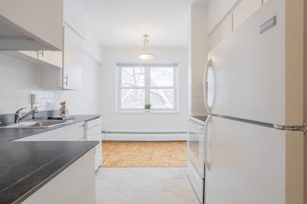 1000 Av Pratt — photo 3