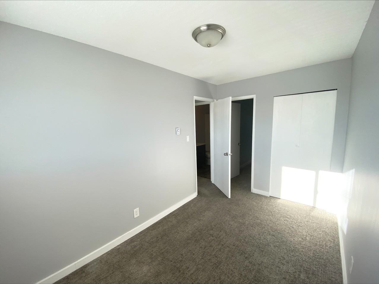 Manor 99 - Photo 7 of 8