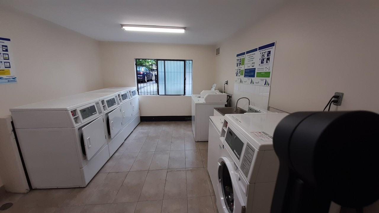 Cameo Manor - Photo 6 of 12