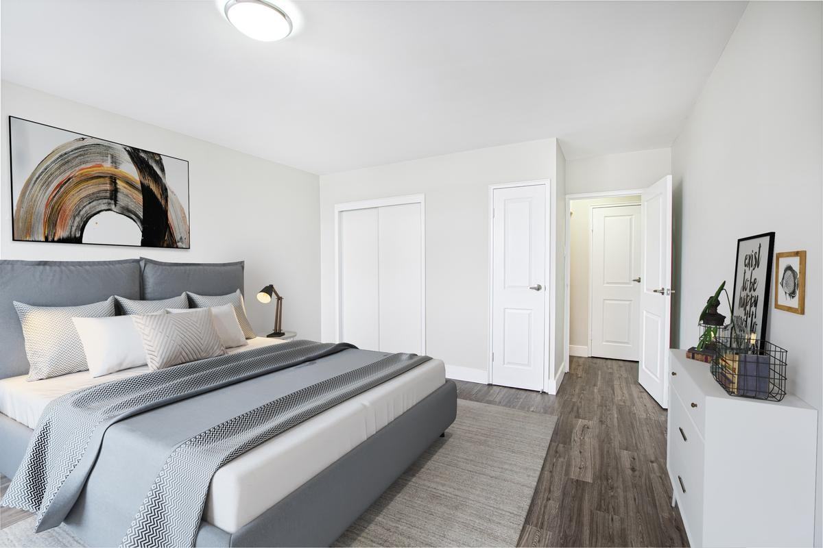 206 Lakeshore Road East - Photo 4 of 12